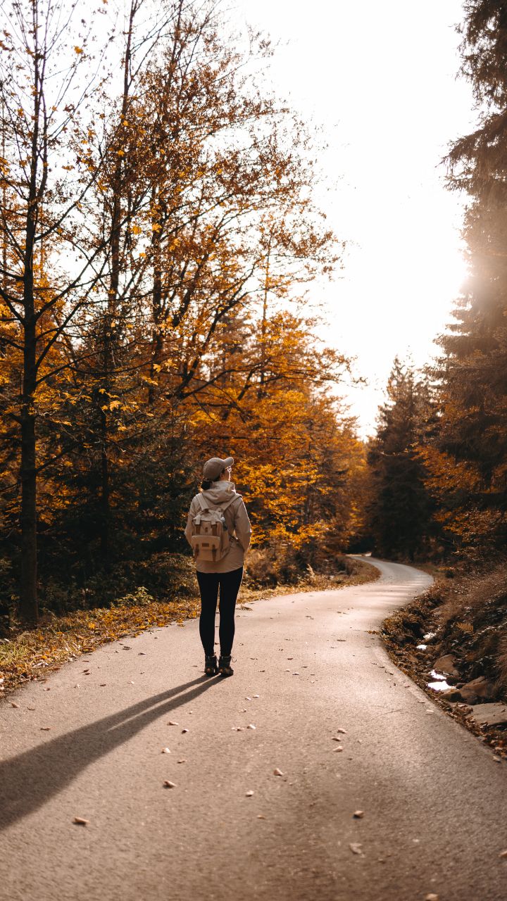 Taka przypominajka, żeby starać się nie zagłuszać swojego głosu, a tworząc w SM naprawdę o to nietrudno. Porównywanie się, lęk przed oceną, odrzuceniem, perfekcjonizm (ech, nie będę mówić, która to wersja tej rolki 🫣). Chcąc nie chcąc jesteśmy wystawiani tutaj na pożarcie różnym mechanizmom, które dzieją się mniej lub bardziej świadomie.

Mam wrażenie że przy dzisiejszym zalewie treści z każdej strony łatwo jest się pogubić w tym, co tak naprawdę jest nasze. A działanie w niezgodzie ze sobą to łatwa droga do wypalenia, niestety. 

Lekarstwo jest jedno - tworzenie z serducha! Uważność na siebie, słuchanie swojego głosu, sprawdzanie, co mi się podoba i kiedy to serce bije szybciej. Bycie otwartym na testowanie i odrzucanie tego, z czym nam nie po drodze. Najlepsze rzeczy powstają z czucia ❤️

Daj znać co o tym sądzisz 🤗

#fotografia #photographerslife #fotograf #wypalenie