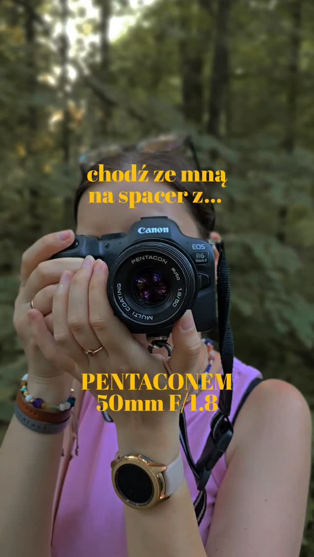 Pentacon 50mm F/1.8 Multi Coating - jedyny obiektyw, który jest ze mną od samego początku fotograficznej drogi 🥹

📷 to stary obiektyw analogowy (oczywiście w pełni manualny), pełnoklatkowy (można używać również z niepełną klatką, wychodzi wtedy mniej więcej 75mm)

📷zazwyczaj z mocowaniem m42 - wystarczy dokupić przejściówkę do swojego systemu i można działać 🔥 trafiają się również okazy już przerobione pod konkretny system np. Canon EF.

📷 warto rozejrzeć się za wersją Multi Coating, daje lepszy kontrast i obrazek pod światło.

📷 do upolowania na all czy olx, ja za swoją sztukę zapłaciłam szalone 50 zł 😅 aktualnie kosztuje ok. 200 zł. Można szukać też na targach staroci.

📷 niektóre Pentacony dają bardziej bąbelkowy bokeh, inne swirly - każdy jest inny, warto sprawdzić pod kątem ostrości.

📷 można śmiało wykorzystać go do makro, ale o tym innym razem 😁

Taki obiektyw będzie doskonały, jeśli chcesz poćwiczyć kreatywność i uważność - manualny fokus uczy cierpliwości (na spacer lepiej wybierz się sam/a żeby nikt Cię nie poganiał 😁), ale piękny bokeh wszystko wynagradza.

Jesteś bokehowym świrkiem? Zostań ze mną, w spacerowej kolejce mam już kolejne magiczne szkło, tym razem coś ze sklepowej półki 🔥

#pentacon #m42 #bokeh #bokehphotography #bokeh_addicts #bokehlicious #macro #naturaphotography #obiektyw #50mm

Efekt bokeh, stare obiektywy, test obiektywu, obiektywy manualne