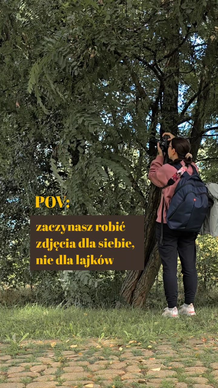 Nie zrozumcie mnie źle, ale prowadząc na IG firmę (czy po prostu konto) chce się docierać do ludzi. Tyle że IG lubi zmieniać reguły gry i nawet się nie zorientujesz, kiedy zaczynasz tańczyć tak, jak on gra.

Kiedy swego czasu rolki zdominowały to miejsce tak bardzo, że posty ze zdjęciami docierały do 4 osób, w tym do męża, mamy, przyjaciółki i mnie samej, straciłam serce do fotografowania. Bo jasne, że zbieranie lajków nie jest jedynym celem, ale dzielenie się, komentarze, wiadomości, kontakt i rozmowy z Wami - to zawsze było ważną częścią.

Chociaż lubiłam nagrywać, nie miałam czasu stać się fabryką rolek. Robienie zdjęć zaczęło mi się kojarzyć z porażką, a do publikowania czułam coraz większy opór. Odłożyłam aparat na długo. Kompletnie już nie wiedziałam, po co mam robić zdjęcia, skoro nie mogłam się później tym z nikim dzielić?

Miałam chwilowe przebłyski, ale po chwili znów zderzałam się ze ścianą. Presja zabijała całą moją kreatywność, a kiedy prowadzisz na IG swoją firmę, to spadki zasięgu, zmiany algorytmu i cuda na kiju powodują, że czujesz lekki dreszczyk emocji na myśl o zapłacie ZUSu.

Dużo czasu musiało upłynąć, żebym mogła spakować plecak, zaparzyć herbatę, pójść do lasu i zrobić zdjęcia tak po prostu - znów z tym błyskiem w oku i radością z samego obserwowania i tworzenia.

Myślę że Instagram może być fajny, ale trzeba umieć się z nim obchodzić. Oczywiście nie posiadłam nagle tajemnej wiedzy, jak zachować umiar i odpowiedni dystans do tego miejsca i pewnie jeszcze wiele błędów popełnię - ale krok po kroku chcę nauczyć się tu być na własnych zasadach ✌️

Jak tam Wasze relacje z IG? Dajcie znać!

#uważność #mindfulness #uważnafotografia #glimmery #fotografia #fotografia_terapeutyczna #macro #macrophotography #naturephoto #bokehphotography #bokeh

Jak odzyskać radość z fotografii 📷