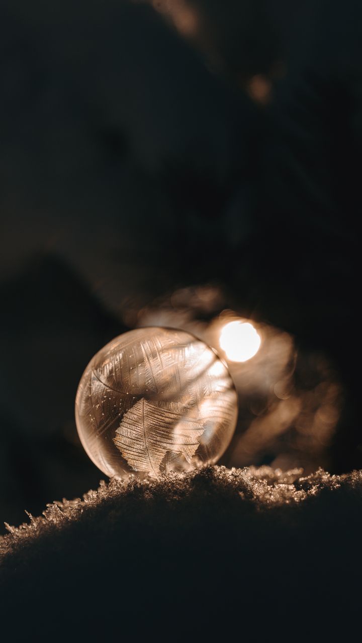 Jak mróz, to i bańki! Komu się udało w tym roku skorzystać z zimowej aury? Jeśli jeszcze nie widzieliście na żywo zamarzających baniek, to czekamy na co najmniej -4 i słońce, szukamy fajnego miejsca i lecimy w plener - każda bańka zamarza inaczej, mogłabym oglądać to godzinami (oczywiście już po powrocie na ciepłą kanapę). Próbowałam z różnymi płynami i jak dotąd najlepiej wypadł zwykły płyn do baniek z randomowego sklepu na rogu. Dmuchamy oczywiście przez słomkę na zamarznięte podłoże np. śnieg ❄️

Pozostaje pytanie, czy będzie jeszcze taki mróz tej zimy? 🤔

#bańki #frozenbubbles